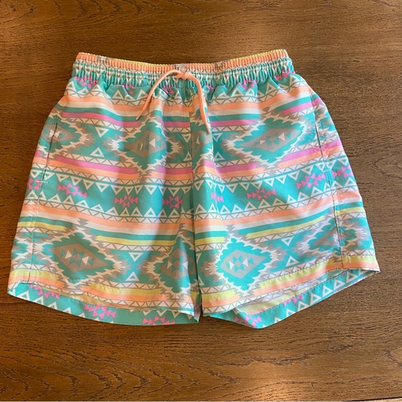 Chubbies The En Fuegos 4.5” Lined Classic Swim Trunk size M Aztec Geometric - Picture 2 of 9